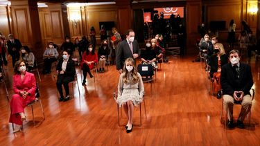 La princesa Leonor, en el centro, sentada con la vicepresidenta del gobierno español Carmen Calvo, izquierda, y el director del Instituto Cervantes, Luis García Montero, durante un evento por los 30 años del Instituto Cervantes el miércoles 24 de marzo de 2021 en Madrid.&nbsp;