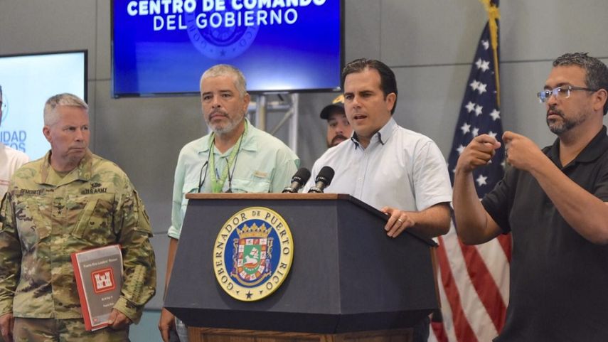 El gobernador de Puerto Rico, Ricardo Rosselló (2-d), comparece en rueda de prensa en San Juan.