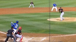 El relevista cubano de los Rojos de Cincinnati, Aroldis Chapman, en el momento en que fue golpeado por la pelota en el rostro. (Imagen tomada de un video de YouTube)