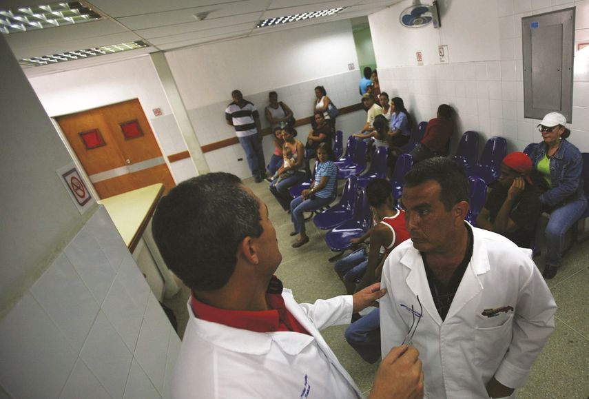 Imagen de archivo de médicos cubanos en un centro de salud en Venezuela.