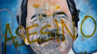 El rostro del dictador Daniel Ortega pintado en un mural ha sido cubierto con la palabra asesino, en medio de protestas contra el régimen en Managua, la capital del país.