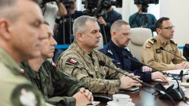 Esta imagen, publicada el 10 de septiembre de 2025 por la Oficina del Primer Ministro polaco, muestra al general Wieslaw Kukula (centro), jefe del Estado Mayor de las Fuerzas Armadas polacas, asistiendo a una reunión de emergencia organizada por el primer ministro polaco, Donald Tusk (no aparece en la imagen), en Varsovia, tras la violación del espacio aéreo polaco por drones rusos.&nbsp; &nbsp;