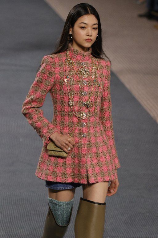 mendigo Preferencia eco Chanel reafirma obsesión con el tweed en pasarelas parisinas