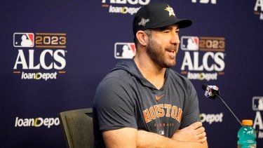 Justin Verlander, abridor de los Astros de Houston, responde en una conferencia de prensa el domingo 14 de octubre de 2023.