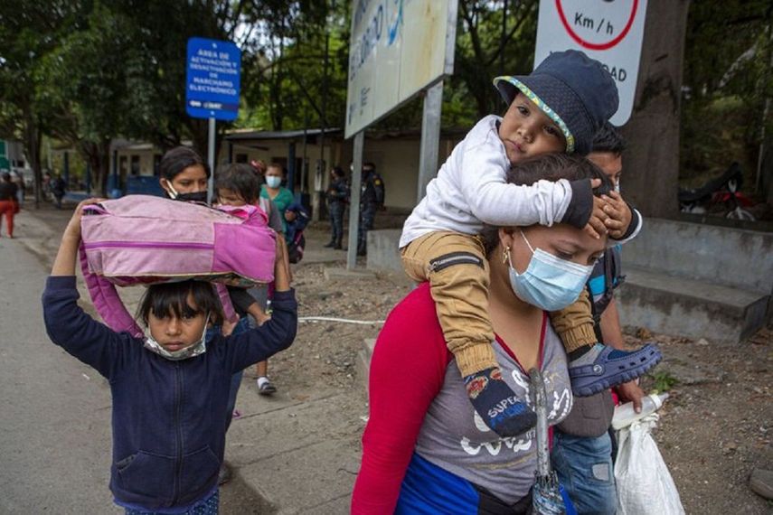 Migrantes hondureños caminan hacia el cruce fronterizo entre Guatemala y Honduras, en El Florido, Guatemala, el martes 19 de enero de 2021.&nbsp; &nbsp;