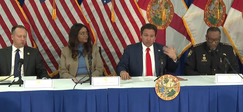 Ron DeSantis flanqueado por el sheriff de Jacksonville, T.K. Waters, y la representante estatal Kiyan Michael, del Distrito 16.