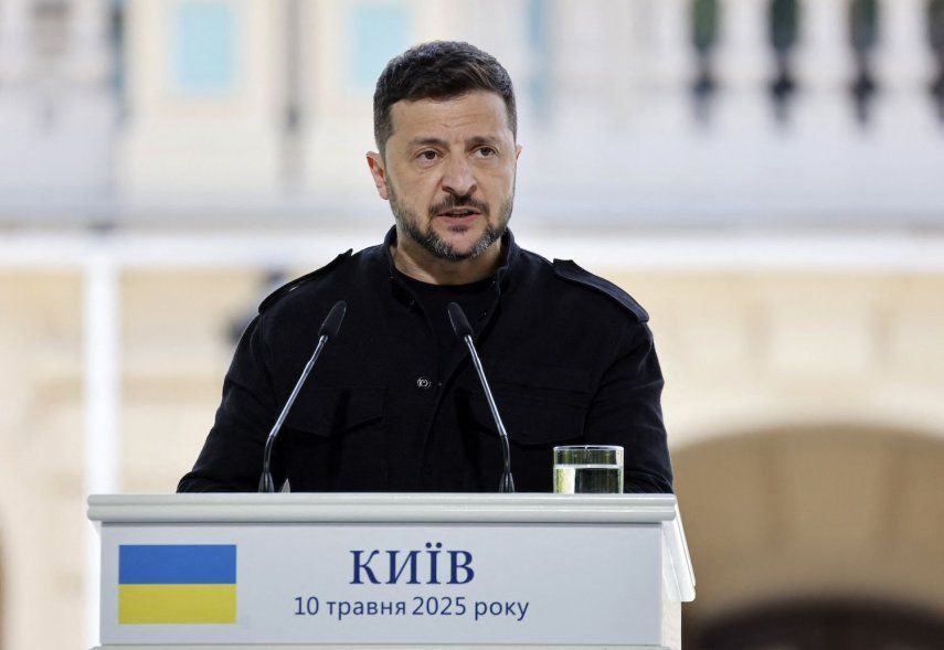 El presidente ucraniano, Volodímir Zelenski, habla durante una conferencia de prensa en los terrenos del Palacio Mariynski de Kiev el 10 de mayo de 2025, tras una reunión de líderes europeos en la capital ucraniana.&nbsp;