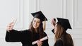 Estudiantes se toman una fotografía después de su graducación.&nbsp;