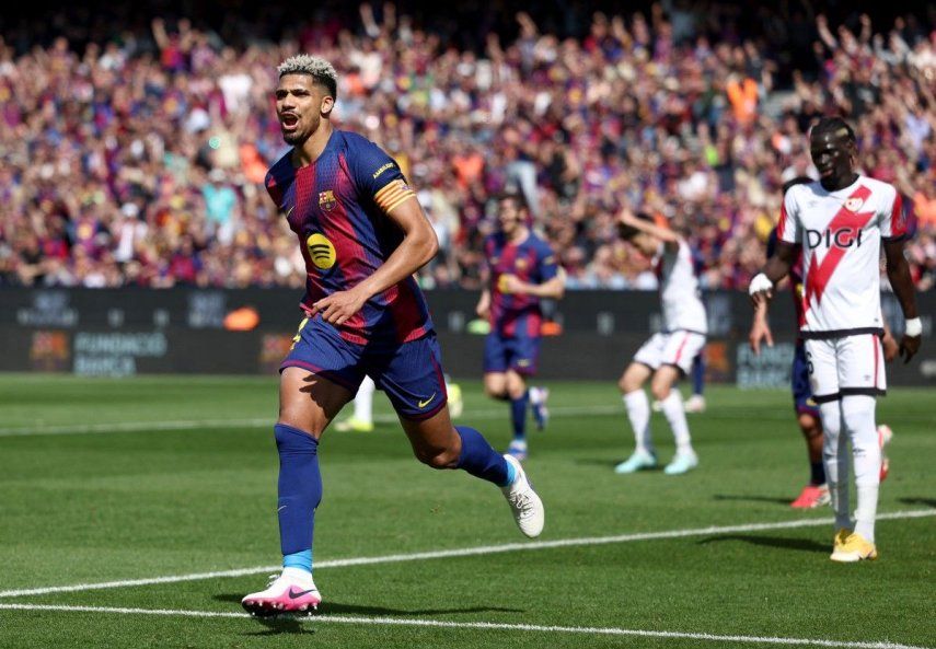 El defensa uruguayo #04 del Barcelona Ronald Federico Araujo da Silva celebra el primer gol de su equipo durante el partido de fútbol de la liga española entre el FC Barcelona y el Rayo Vallecano de Madrid en el estadio Camp Nou de Barcelona el 22 de marzo de 2026.&nbsp;