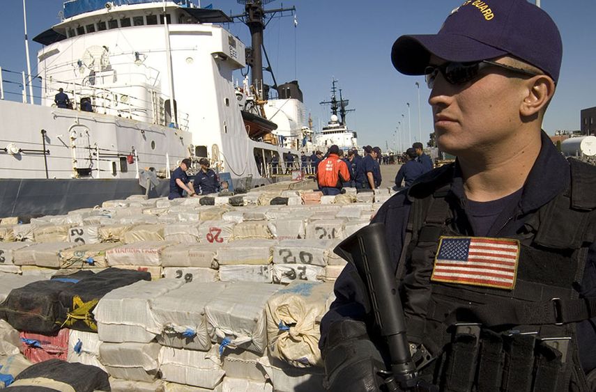 Imagen de archivo que muestra la llegada de un cargamento decomisado a puerto estadounidense. (US C.G.)