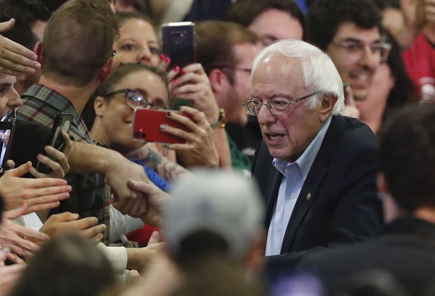 En esta imagen de archivo del domingo 16 de febrero de 2020, el senador independiente de Vermont Bernie Sanders, aspirante a la candidatura demócrata a la presidencia de Estados Unidos, saluda a sus seguidores tras un acto de campaña en Denver, Colorado. 