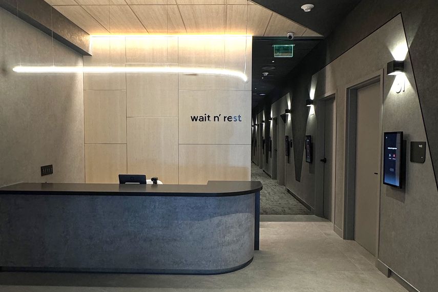 Fotografía cedida por el Aeropuerto Internacional de Miami (MIA) que muestra la recepción de las salas de descanso Wait n Rest (Esperar y Descansar) este martes, en Miami (EEUU).&nbsp;