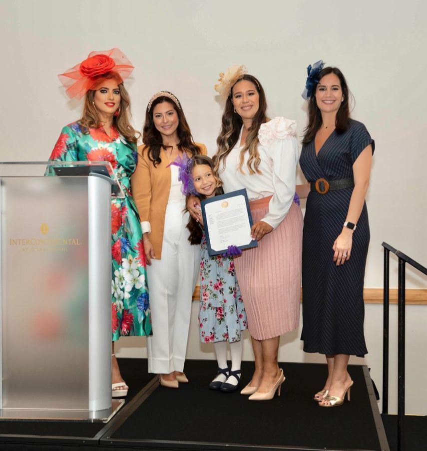 La artista de 10 años Natalia García recibe un reconocimiento en Florida.