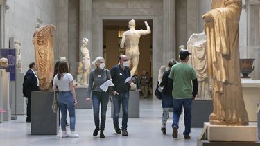 En esta foto de archivo del 10 de marzo de 2020, gente con mascarillas recorre el Museo Metropolitano de Arte de Nueva York. EEUU devuelve a China esculturas incautadas en el museo.