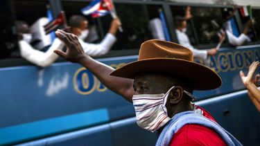 Un hombre saluda a un grupo de doctores, parte de la primera brigada m&eacute;dica cubana del Contigente Henry Reeve&nbsp;el lunes 8 de junio de 2020 despu&eacute;s de que llegaron a La Habana, Cuba