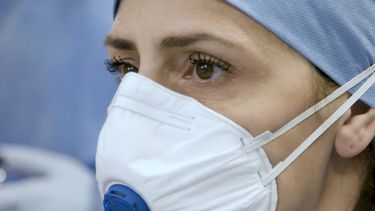 &nbsp;En esta imagen difundida por PBS, la doctora Francesca Mangiatordi en una escena del documental&nbsp;Inside Italys COVID War, de la cineasta&nbsp;Sasha Joelle Achilli.