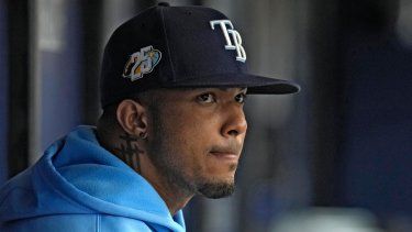 Wander Franco de los Rays de Tampa Bay observa el partido del equipo contra los Guardianes de Cleveland desde el dugout antes de irse en la quinta entrada, el domingo 13 de agosto de 2023, en St. Petersburg.&nbsp;