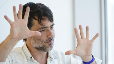 El músico colombiano Simón Mejía durante una entrevista con The Associated Press en Nueva York, el jueves 21 de julio de 2022.&nbsp;