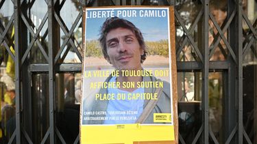 Esta fotografía muestra la imagen de Camilo Castro en una pancarta durante una manifestación con activistas de Amnistía Internacional y su familia para protestar contra su detención en Venezuela, en Toulouse, suroeste de Francia, el 20 de septiembre de 2025. Camilo Castro, profesor de yoga de 41 años, desapareció el 26 de junio de 2025 en el paso fronterizo de Paraguachón, entre Venezuela y Colombia, donde reside. Había acudido allí para renovar su visa de residencia colombiana, que había vencido, según explicó su familia en agosto de 2025. Según su familia y Amnistía Internacional, se encuentra detenido en Venezuela.&nbsp;