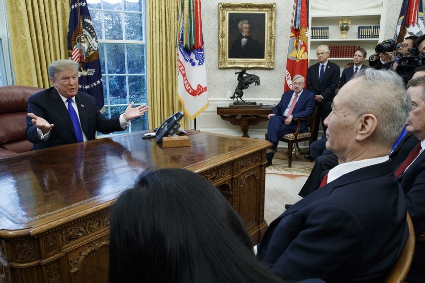 El presidente Donald Trump (izq.), conversa con el viceprimer ministro chino, Liu He (der.), durante una reunión en la Oficina Oval de la Casa Blanca el 22 de enero de 2019, previo a su reunión con al líder norcoreano Kim Jong-un.&nbsp;