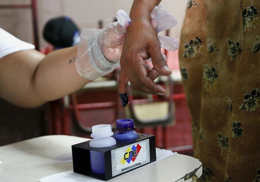 La decisión de cada uno de los venezolanos que ejerció su derecho al voto terminó dándole el triunfo a la oposición (REUTERS)