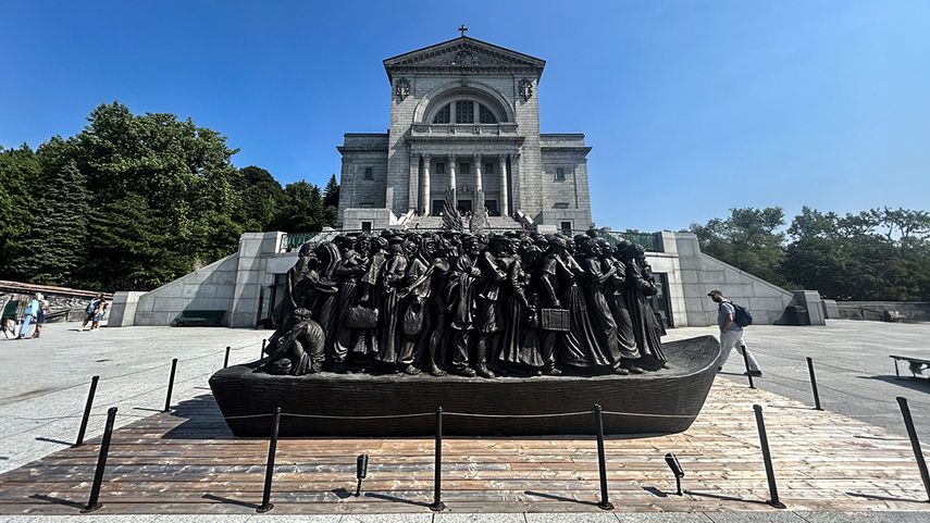 Obra de Timothy Schmalz, dedicada a los inmigrantes y refugiados, Oratoire Saint-Joseph) on Mont-Royal, Montreal.
