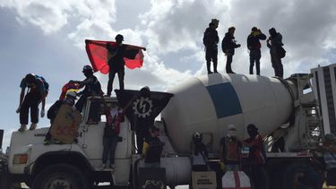 Los jóvenes&nbsp;atravesaron&nbsp;camiones de carga y un mezclador&nbsp;de concreto, para cerrar el paso de vehículos en ambos sentidos.