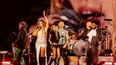 Little Simz, Burna Boy, Elyanna, Tini y Chris Martin interpretando el tema de Coldplay We Pray.&nbsp;