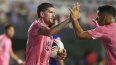 Rodrigo De Paul (izq) y Luis Suárez, del Inter Miami CF, celebran luego del primer gol de su equipo durante un partido de la Leagues Cup ante los Pumas de la UNAM en el Chase Stadium, el 6 de agosto de 2025 en Fort Lauderdale, Florida.