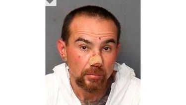 En esta fotografía difundida por el Departamento de Policía de Albuquerque el lunes 14 de febrero de 2022, se ve a Tobias Gutierrez, quien fue arrestado como sospechoso por el apuñalamiento de 11 personas mientras andaba en bicicleta por la ciudad durante el fin de semana, informan las autoridades.