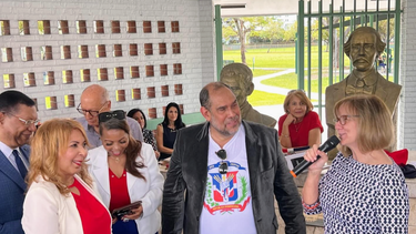 La Comisionada Eileen Higgins recibe su placa de reconocimiento de manos del presidente del Instituto Duartiano en Florida, José Álvarez. Observan su esposa Bianca y el periodista Pedro Díaz Ballester, también entre los reconocidos en el acto.&nbsp;
