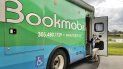 El Bookmobile llega al parque. El Bookmobile llega al parque.