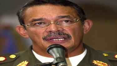 Fotografía del 27 de abril de 2005 del general Jorge García Carneiro, quien falleció este 22 de mayo de 2021. García Carneiro era el gobiernador del estado La Guaira y fue ministro de la Defensa de Hugo Chávez.