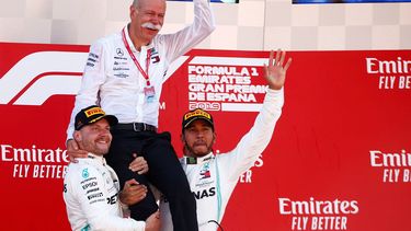 Lewis&nbsp;Hamilton&nbsp;(d), y su compañero el finlandés Valtteri Bottas (i), levanta a hombros al presidente de honor de Mercedes, Dieter Zetsche (c), en el podio del Gran Premio de España , en el que ocuparon las dos primeras posiciones, respectivamente