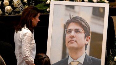 María Claudia Tarazona, esposa del senador Miguel Uribe Turbay, observa la foto de su esposo fallecido el 11 de agosto de 2025.