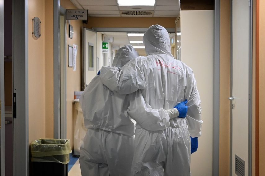 Personal médico en Italia reaccionan al final de su turno en un corredor de la unidad de cuidados intensivos de nivel, tratando a pacientes con COVID-19, en el hospital San Filippo Neri en Roma, el 20 de abril de 2020. 