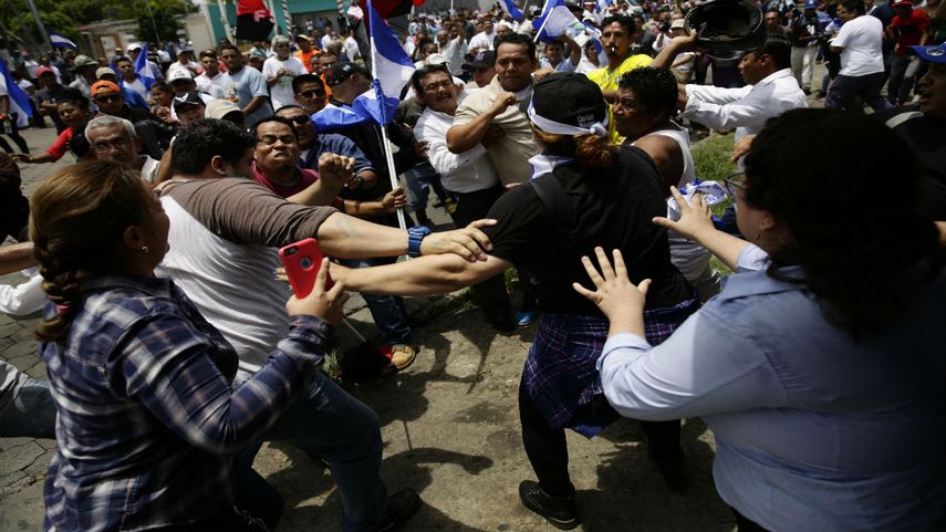 Simpatizantes Sandinistas y de la oposición se enfrentan en los alrededores del Seminario de Fátima donde se realiza el Dialogo Nacional en Nicaragua. (Archivo)