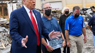 El presidente Donald Trump habla a los medios de prensa durante un recorrido por zonas destrozadas en la ciudad de Kenosha, en Wisconsin.