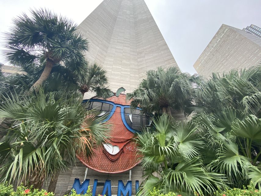La inmensa naranja se alista para escalar la pared del alto edificio y anunciar la llegada del nuevo a&ntilde;o.