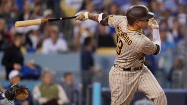 En foto del 12 de octubre del 2022, Manny Machado, de los Padres de San Diego, observa su doble remolcador en el juego de la Serie Divisional ante los Dodgers de Los Ángeles.