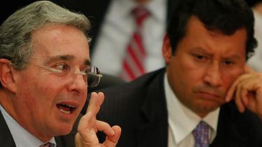 El expresidente Álvaro Uribe (izq.) y el abogado Jaime Lombana.