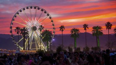 En esta fotografía del 21 de abril de 2018 se observa el atardecer durante el festival Coachella en Indio, California.