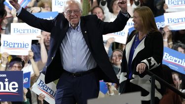 El aspirante a la candidatura dem&oacute;crata, el senador Bernie Sanders, acompa&ntilde;ado por su esposa Jane OMeara Sanders, durante el supermartes en Vermont.