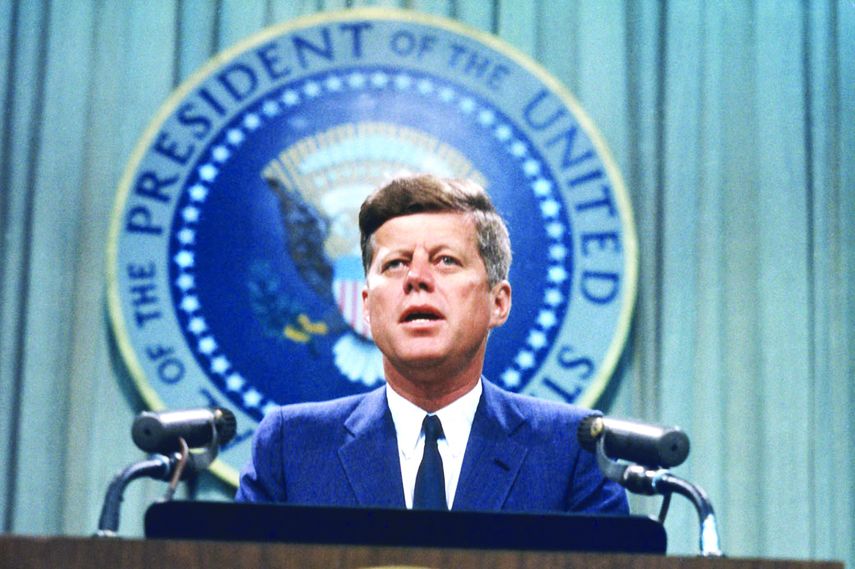 John F. Kennedy fue electo presidente de los Estados Unidos en 1960. De su período gobierno destaca la invasión de Bahía de Cochinos, la crisis de los misiles de Cuba, la construcción del Muro de Berlín y el inicio de la carrera espacial.&nbsp;