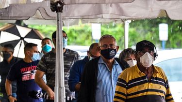 Votantes esperan en fila para emitir su voto durante la votación anticipada en el Departamento de Elecciones del Condado de Miami-Dade en Miami, Florida, el 21 de octubre de 2020.