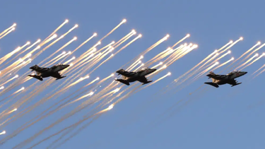 Aviones de combate Su-25 del ejército bielorruso se desplazan durante un desfile para celebrar el Día de la Independencia.&nbsp;