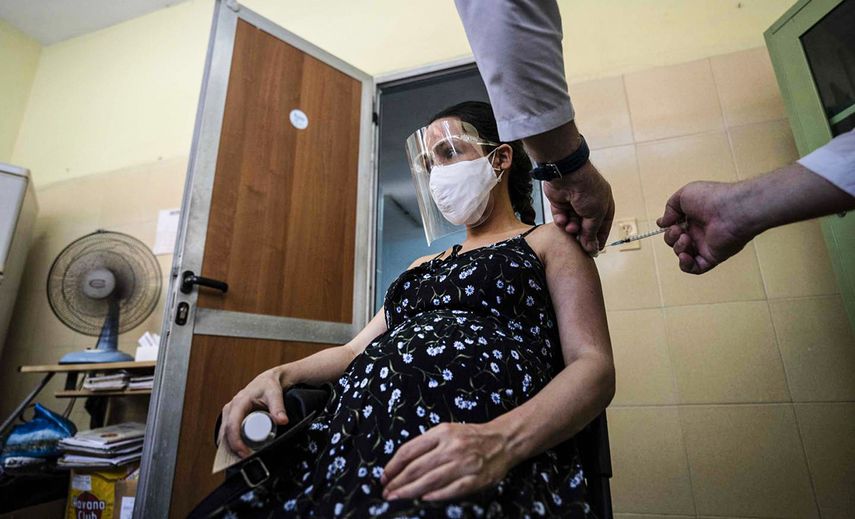 Una mujer&nbsp;embarazada&nbsp;&nbsp;recibe una&nbsp;dosis de&nbsp;la vacuna&nbsp;cubana&nbsp;Abdala contra&nbsp;COVID-19, en&nbsp;una clínica&nbsp;en La Habana.