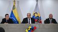 El presidente del Consejo Nacional Electoral (CNE) de Venezuela, Pedro Calzadilla (C), el rector, Alexis Corredor (L), y el suplente Leonel Parica dan su última conferencia de prensa antes de renunciar como miembros del Consejo Nacional Electoral (CNE) de Venezuela en el CNE.
