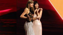 Taylor Swift recibe de manos de Dakota Johnson el Artist Director Honor, un premio especial que otorgan los MTV VMAs en reconocimiento al trabajo de los artistas detrás de cámaras.&nbsp;