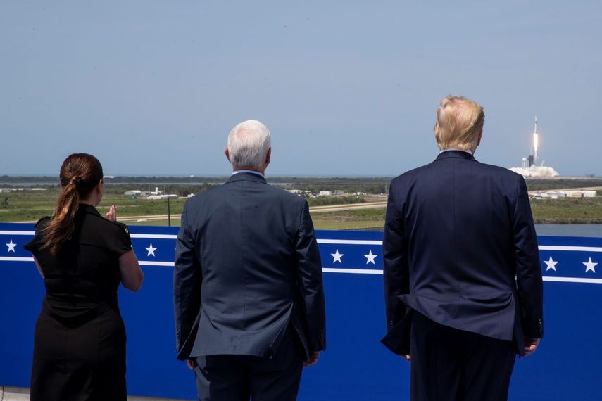 El presidente Donald Trump, el vicepresidente Mike Pence y Karen Pence observan el lanzamiento de SpaceX a la Estaci&oacute;n Espacial Internacional en el Centro Espacial Kennedy el s&aacute;bado 30 de mayo de 2020 en Cabo Ca&ntilde;averal, Florida.&nbsp;
